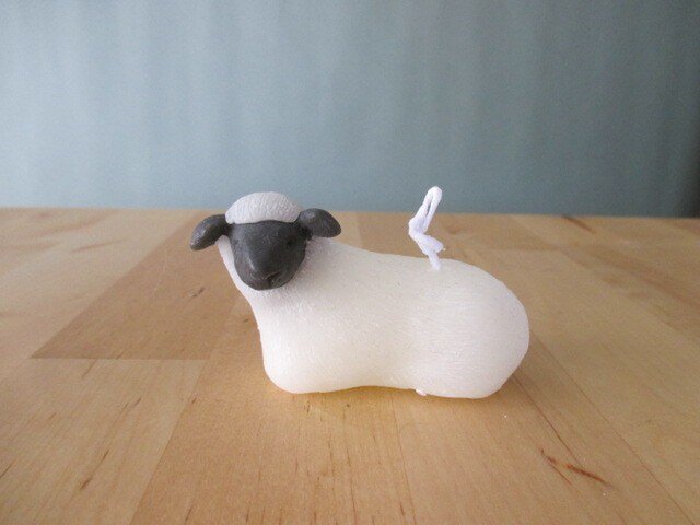 蜜蝋キャンドル 座っている羊の画像1枚目