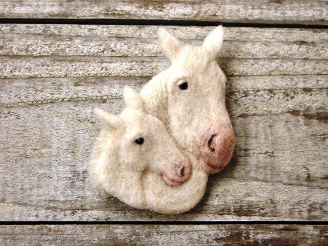 馬のブローチ~ばん馬の親子編~の画像1枚目