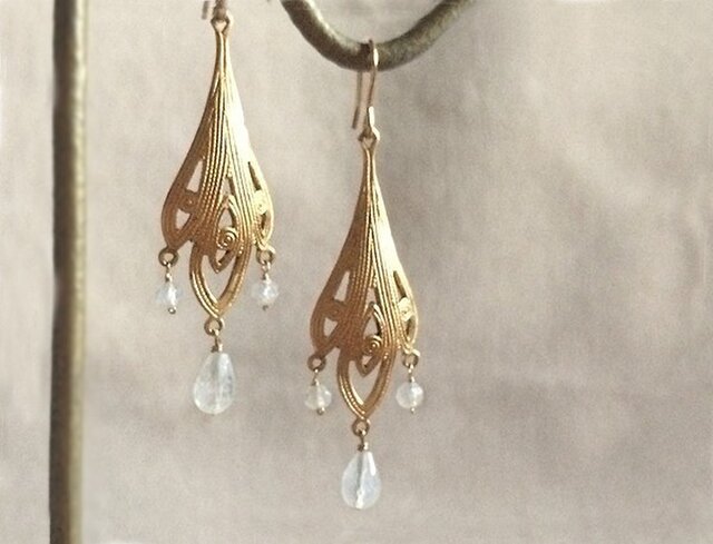 レインボームーンストーンのモチーフピアス | iichi 日々の暮らしを