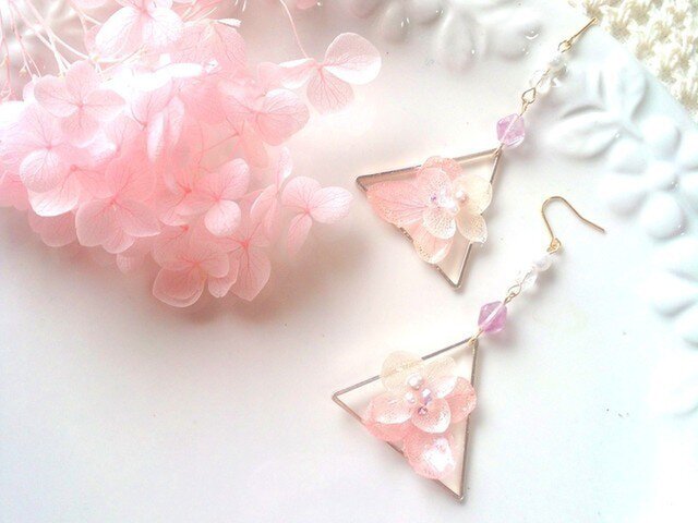 あじさいの三角枠ピアス☆ピンク×ホワイトの画像1枚目
