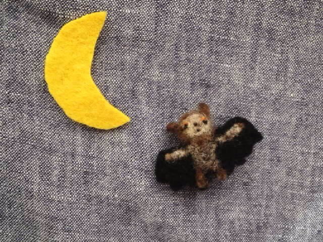 いねむりコウモリのブローチの画像1枚目
