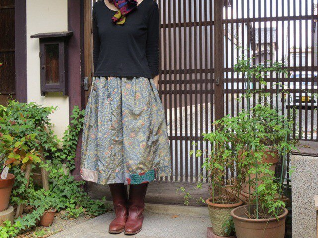 艶のある大島紬でリメイクスカート☆裾ラインのパッチが可愛い♪の画像1枚目