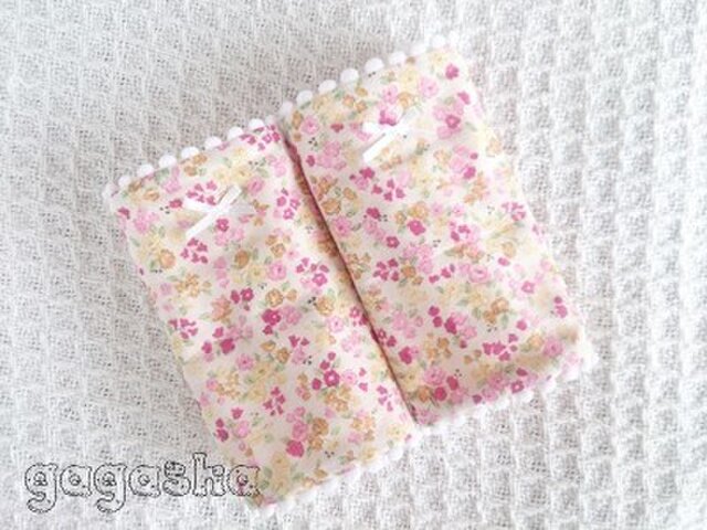 エルゴ よだれパッド 小花柄 白 リバーシブル 抱っこ紐 カバーの画像1枚目