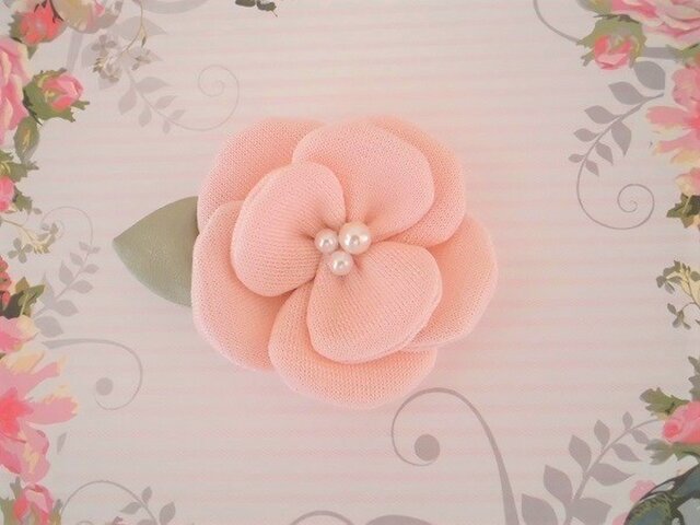 ピンクのフラワーブローチの画像1枚目