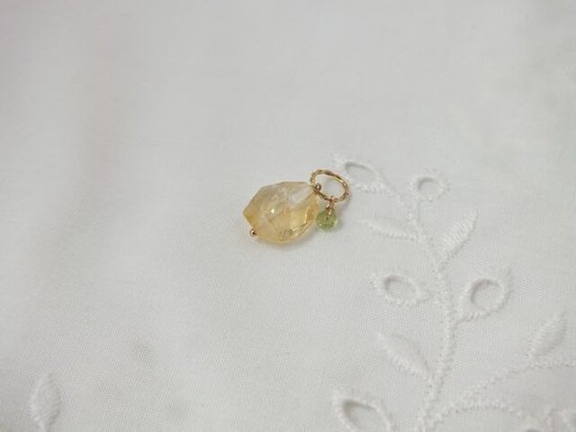 シトリンとペリドットのチャーム | iichi 日々の暮らしを心地よくする