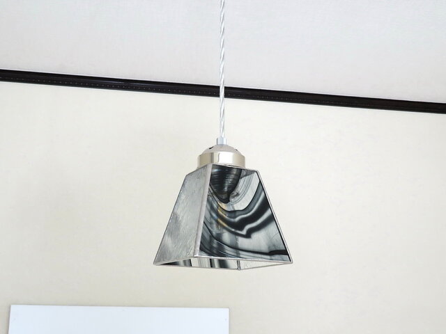 ブラック×クリア・モノトーン・水の流れ（ステンドグラスペンダント