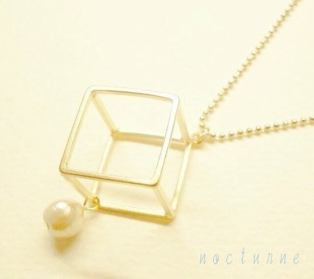 square☆四角とコットンパールのネックレスの画像1枚目
