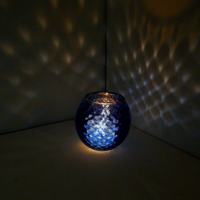 コバルト色のダイヤ柄キャンドルホルダーの画像1枚目