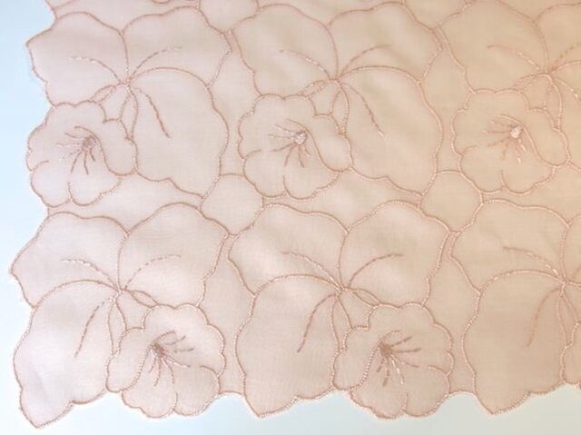 草木染刺繍ハンカチ蘭（サーモンピンク） iichi 日々の暮らしを心地よくするハンドメイドやアンティークのマーケットプレイス