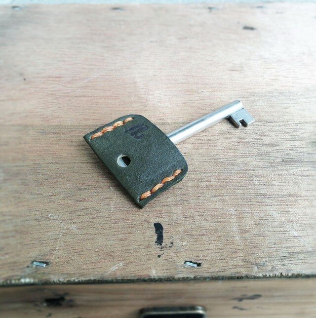 ここちよい手触り、本革鍵カバー　緑と橙ステッチ