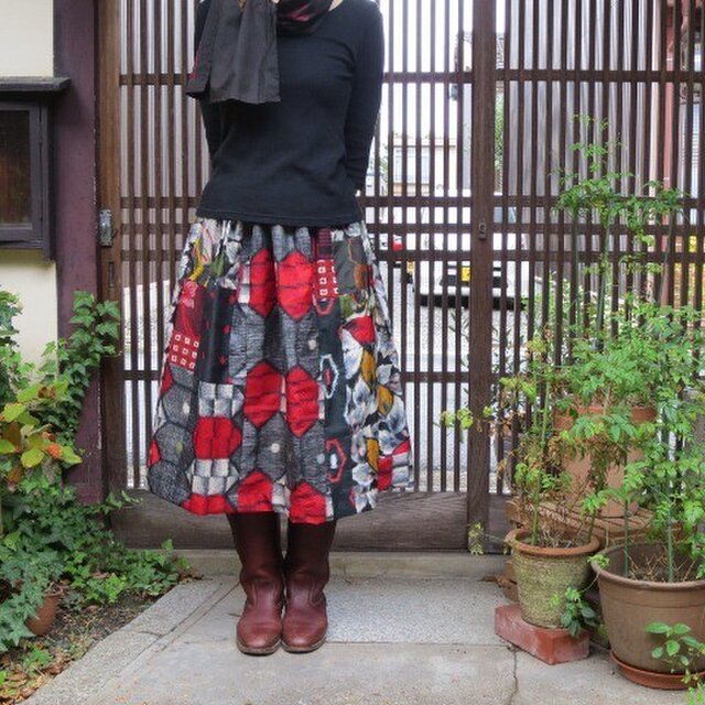 銘仙リメイク☆コートのインナーに赤黒の木の葉も可愛いスカート