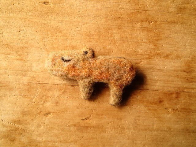 ゆめみるカピバラのブローチの画像1枚目