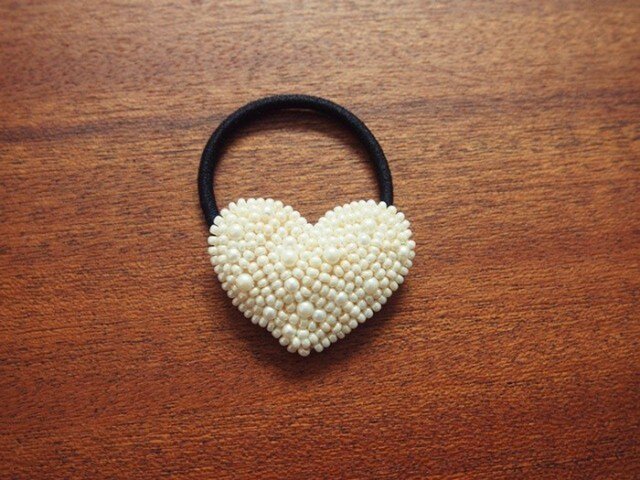 【sold】HEART-pearlビーズ刺繍ヘアゴムの画像1枚目