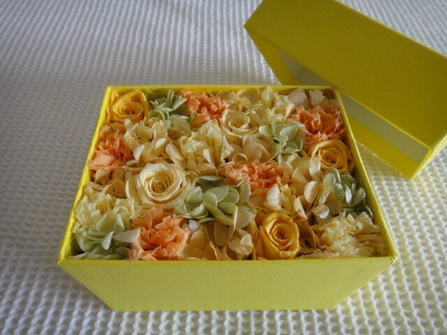 【ギフトに最適☆】YELLOW フラワーBOX(黄×橙×プチ緑)の画像1枚目