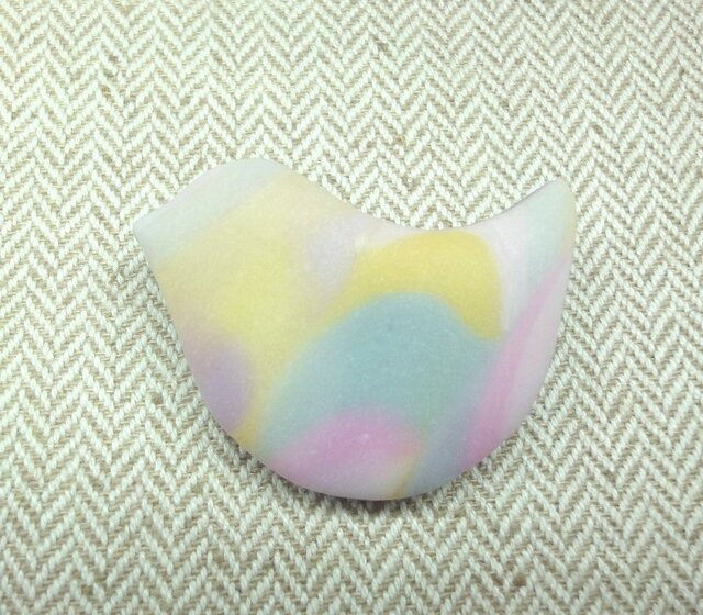 水彩画のような小鳥のブローチの画像1枚目