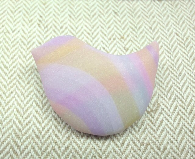 水彩画のような小鳥のブローチの画像1枚目