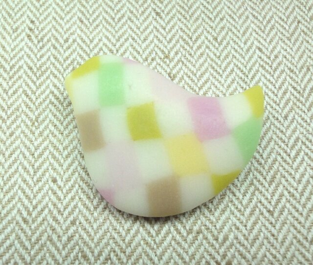 お菓子みたいな小鳥のブローチの画像1枚目