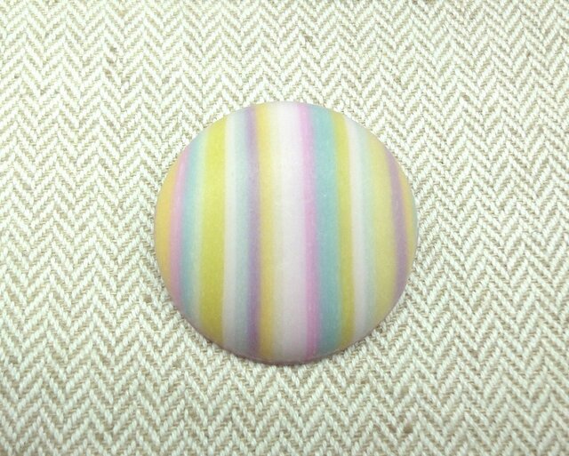 カラフルな丸いブローチの画像1枚目