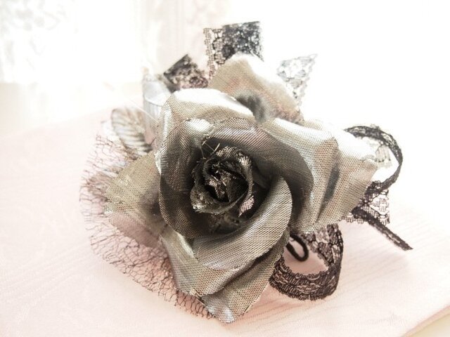 SOLD OUT大人の黒が可愛い華やかシルバーローズのコサージュの画像1枚目