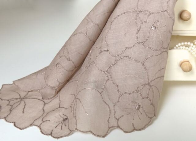 草木染刺繍ハンカチ蘭(モカ茶)の画像1枚目