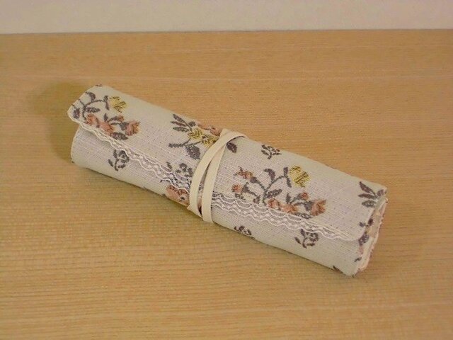 かわいい花柄ロールペンケースの画像1枚目