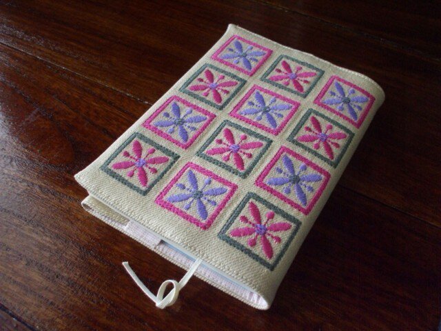 四角刺繍の文庫本ブックカバー 綿混かつらぎ 生成りの画像1枚目