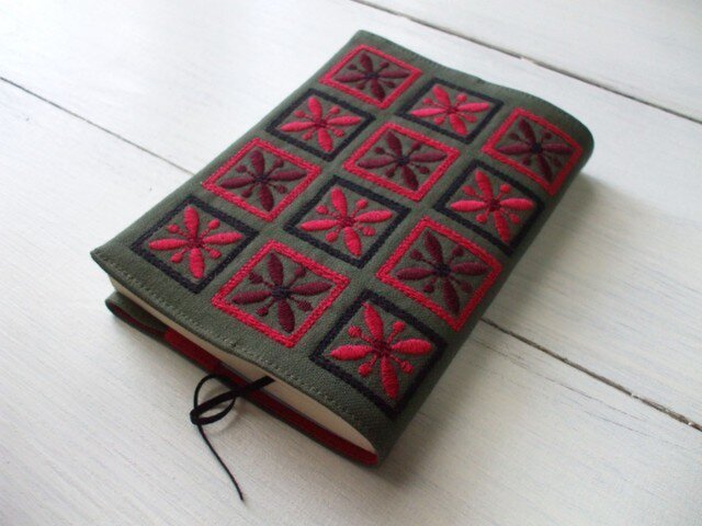 四角刺繍の文庫本ブックカバー 綿ツイル グリーンの画像1枚目