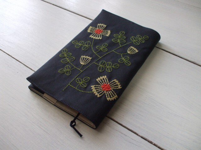 花刺繍の新書本ブックカバー 綿ツイル ネイビーの画像1枚目
