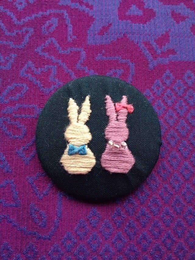 八月のうさぎブローチ HB002  銘仙 刺繍 バッジ