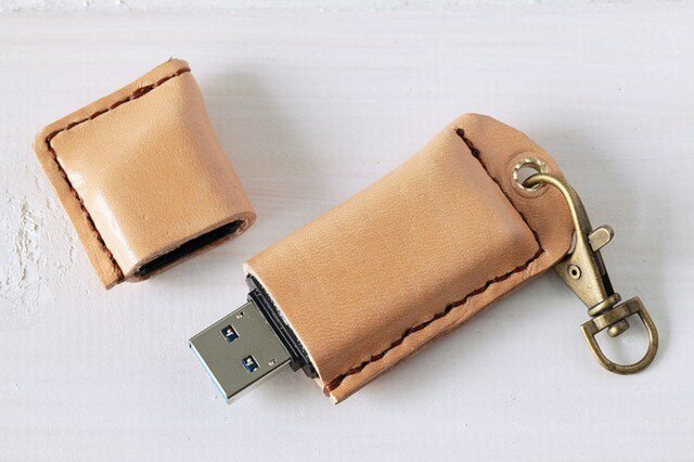 ★キャメル色の本革で仕上げたUSBメモリーの画像1枚目