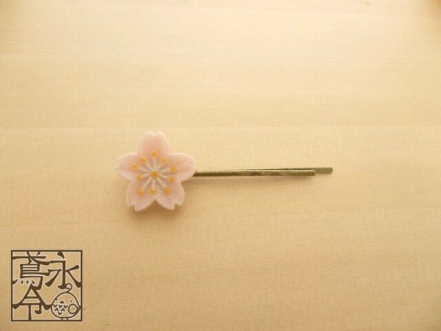 ヘアピン 乳白ピンク色の小桜(左)の画像1枚目