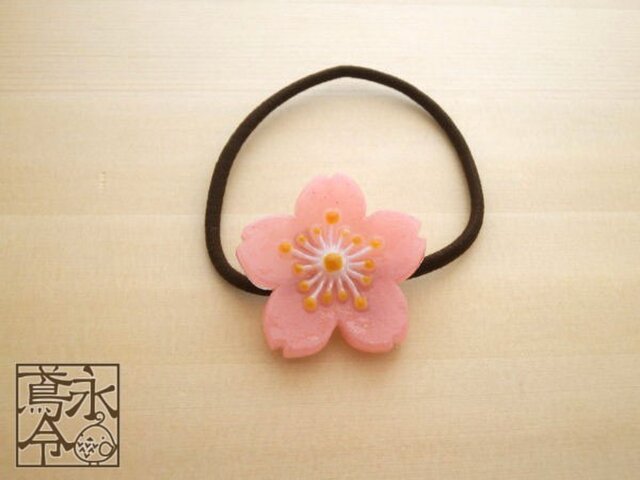 髪ゴム 淡い乳白ピンク色の桜の花の画像1枚目