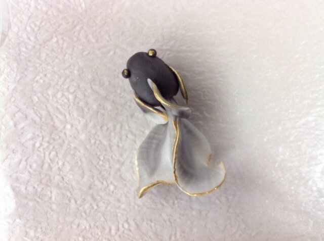 墨色金魚のブローチの画像1枚目