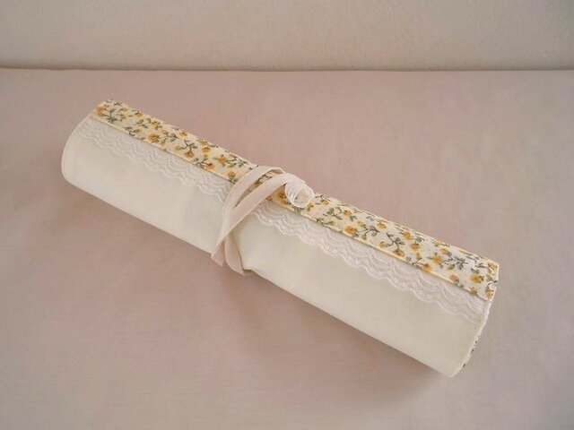黄色い花柄ロールペンケースの画像1枚目