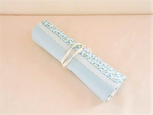 水色の花柄ロールペンケースの画像1枚目