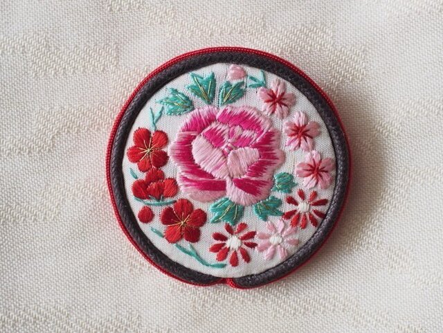 「ブローチ」ヴィンテージ手縫い・京刺繍の画像1枚目