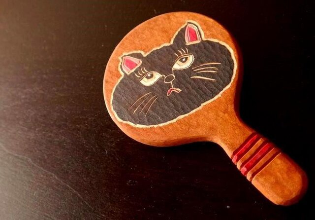 木彫りの手鏡 くろねこちゃんの画像1枚目