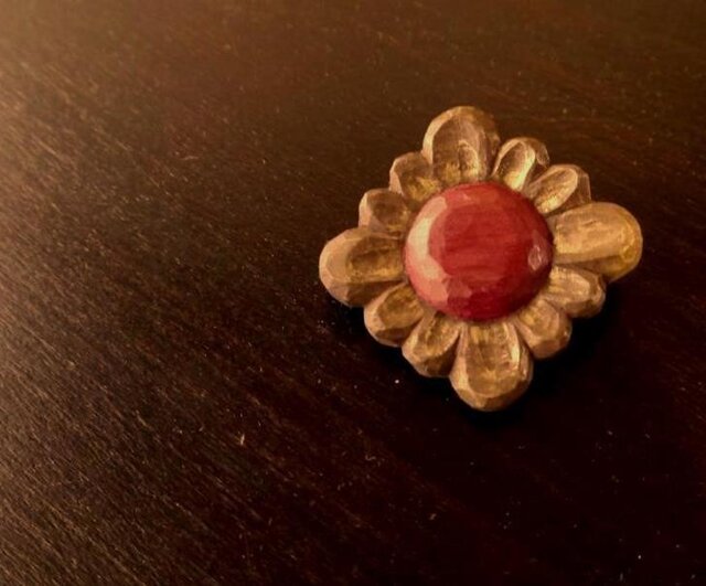 木彫りのブローチ お菓子みたいなお花みたいな・・・の画像1枚目