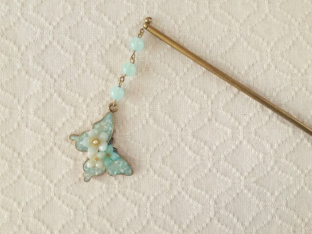 染め花を樹脂加工した小花と蝶のかんざし(エメラルドグリーン)の画像1枚目