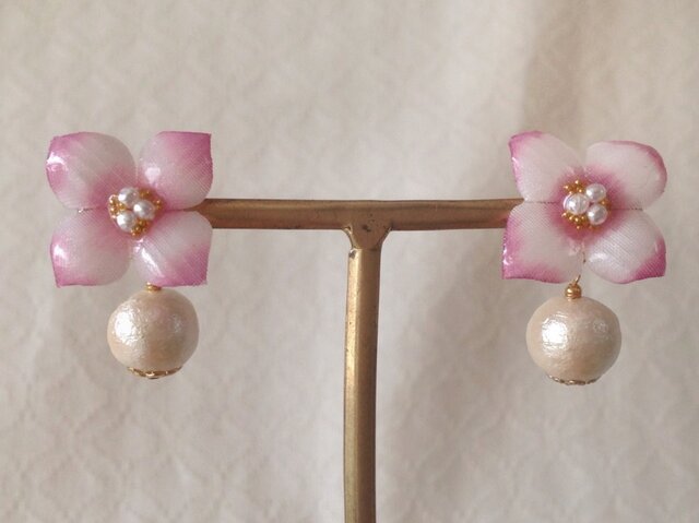 コットンパール付き染め花を樹加した紫陽花ピアス(S・ピンク&白)の画像1枚目