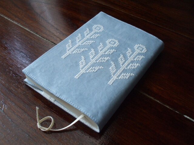 クロスステッチ花刺繍の文庫本ブックカバー ライトブルー×オフ白の画像1枚目