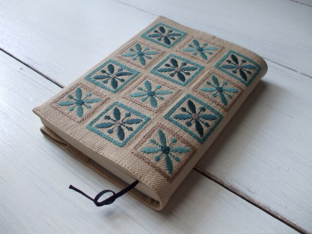 四角刺繍の文庫本ブックカバー 綿混かつらぎ 生成り×グリーン系の画像1枚目