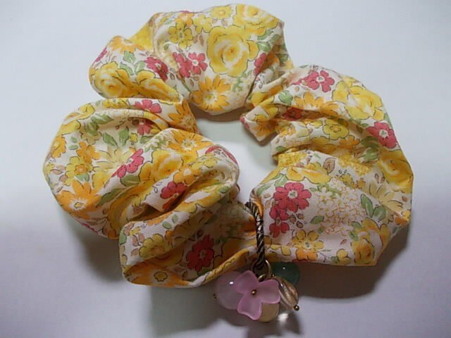 イエローの花柄シュシュの画像1枚目