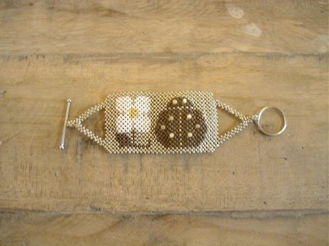 受注制作 てんとう虫と白い花の大人ブレスレット Iichi ハンドメイド クラフト作品 手仕事品の通販