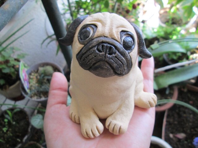 パグの置物 | iichi 日々の暮らしを心地よくするハンドメイドや