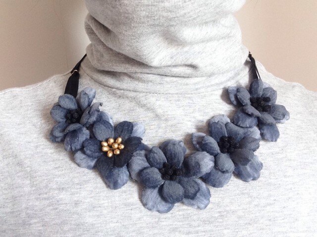 黒いお花のリボンネックレスの画像1枚目