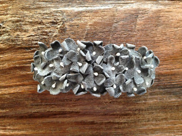 革花のバレッタ(花芯つき) グレー 金具7cm 103の画像1枚目