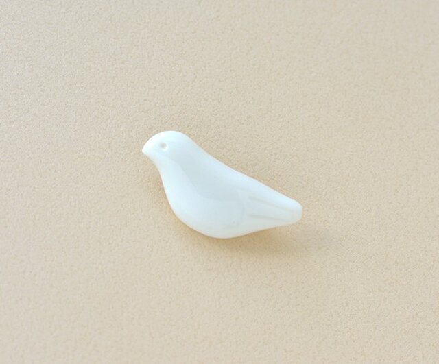 白磁のブローチ(白鳩)の画像1枚目