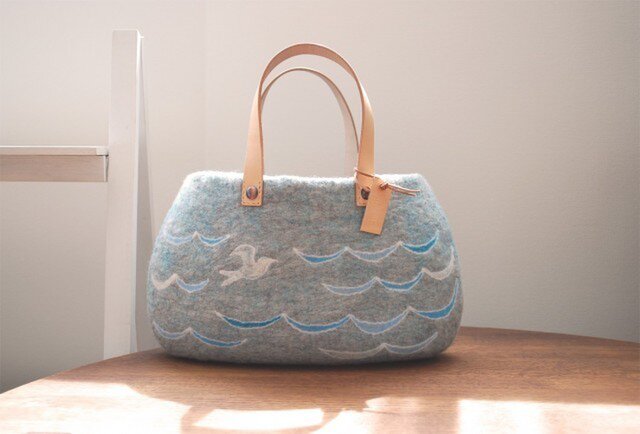 羊毛フェルトバッグ/波と鳥 | iichi 日々の暮らしを心地よくする