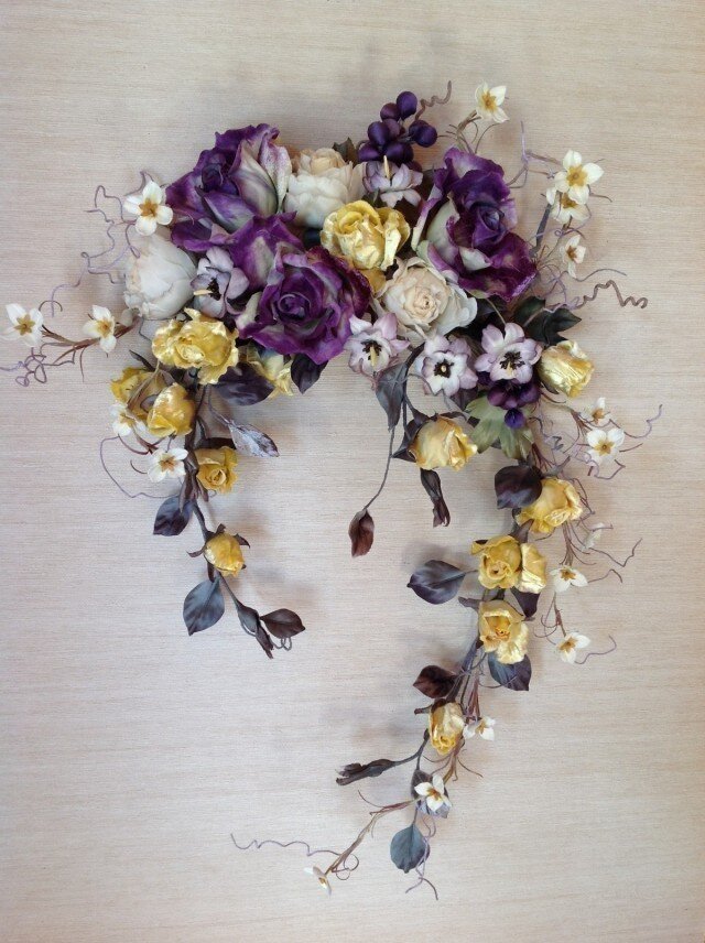 紫と黄色のバラの壁掛け